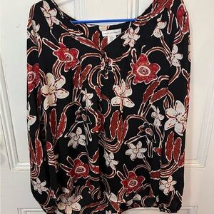 Cupcakes & Cashmere
Black Floral Print
Blouse Silky XL NWT